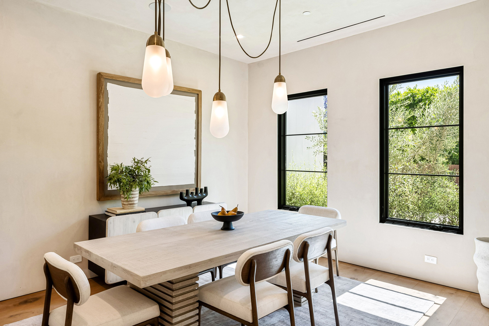 shutterstock_2540845543 dining room paint colors